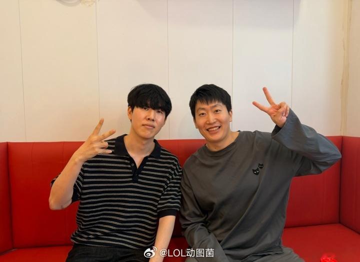 英雄联盟 🤩LPL官方解说管泽元分享与Theshy合照：“就吃就吃！” LPL
