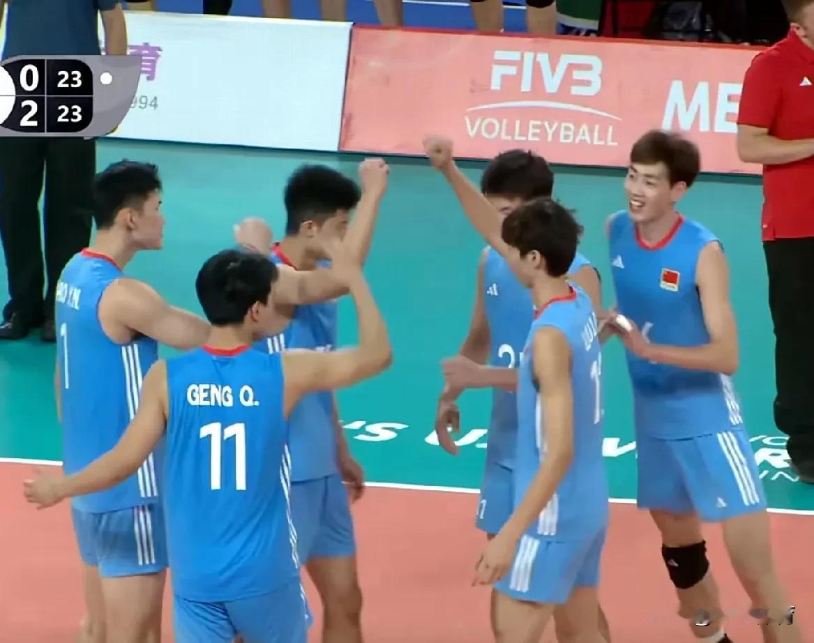 【中国U21男排艰难扳回一局大比分1-2落后埃及队】
中国与埃及队的第三局比赛，