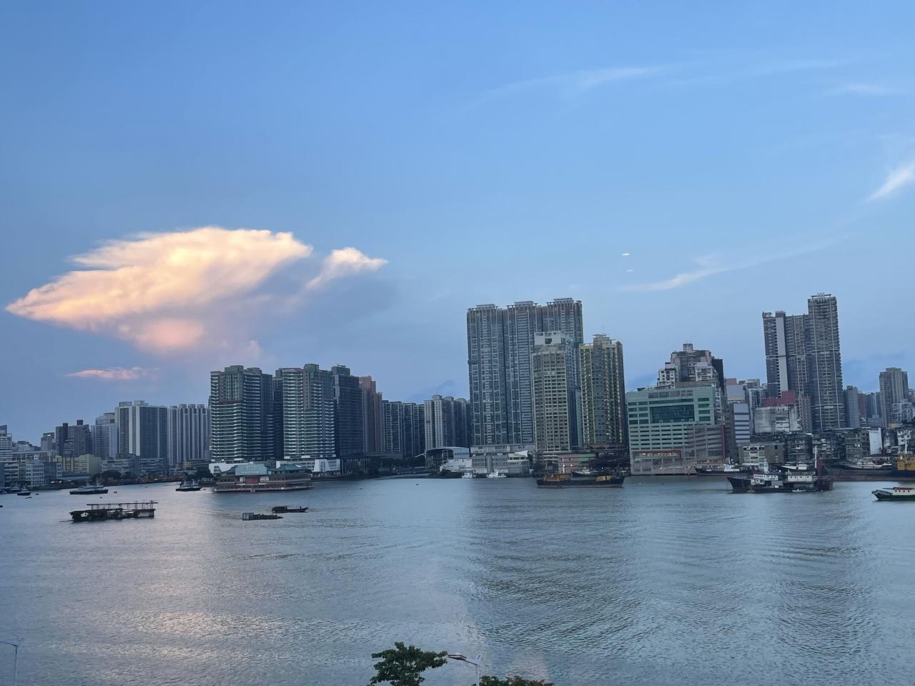 站在珠海这边望向澳门，晚风裹着淡淡的海味吹过来，一下子就安静下来。

看着对岸密