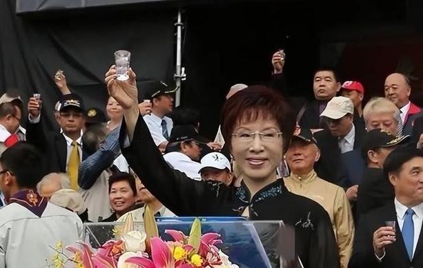 洪秀柱在接受媒体采访时抛出一句极具分量的话：“如果台湾不是大陆的领土，清朝怎么能