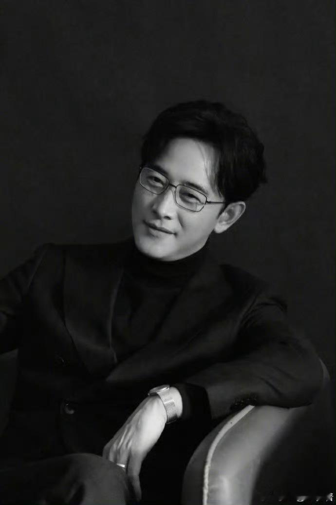 罗晋眼镜一戴叔圈天菜叔圈新顶流罗晋上线！眼镜一戴，西装一穿，瞬间从奶爸变斯文败类