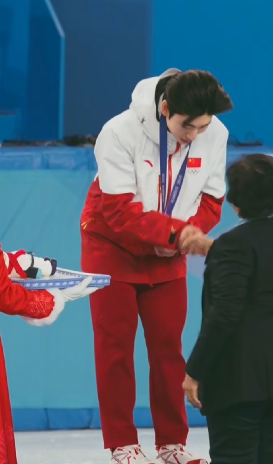 林孝埈首次以中国国籍参加冬奥会胸前红旗熠熠，背后是14亿人的呐喊与支持。历经八年