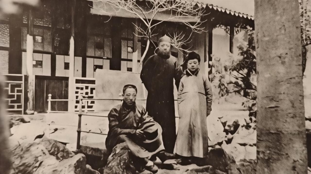没想到晚清手握禁卫军实权的贝勒爷，宁可摆地摊养家也不肯当汉奸？这张1920年拍于
