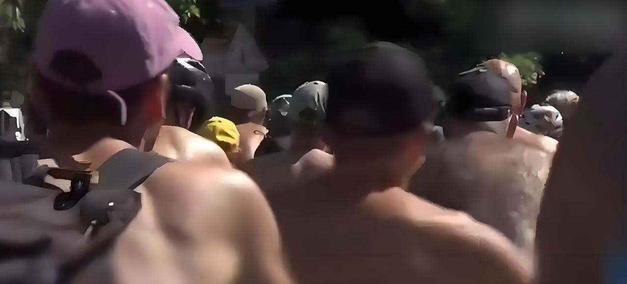 8月9日下午，有700多名裸体男女在德国柏林骑自行车，从柏林墙公园出发，至舍内费