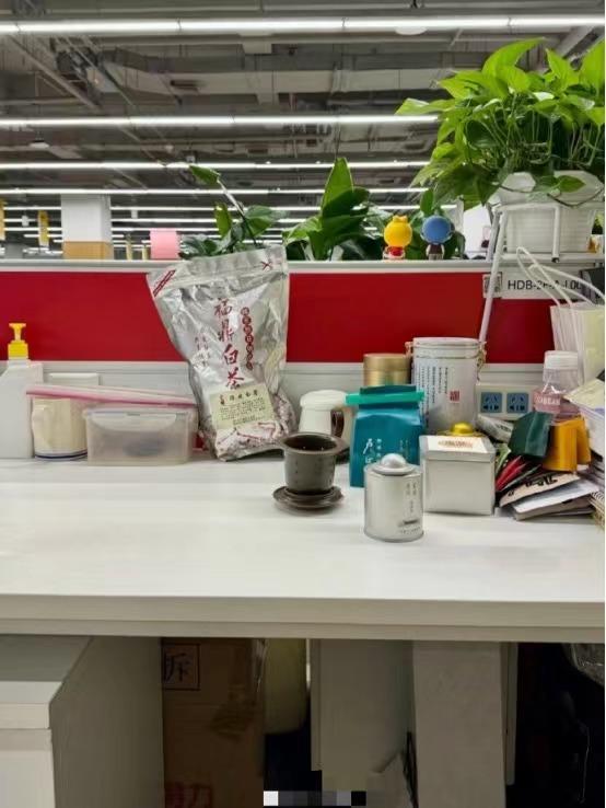 你们敢信吗？[白眼]这是美团CEO王兴的工位：工位上都是一些茶具，到了公司都是自