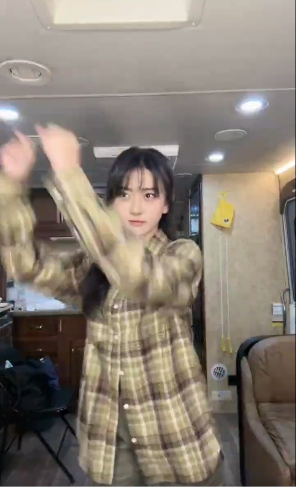 #梁洁跳舞好像在抓蚊子#感觉梁洁好像在演我一样，这个跳舞简直有一点抓蚊子的既视感