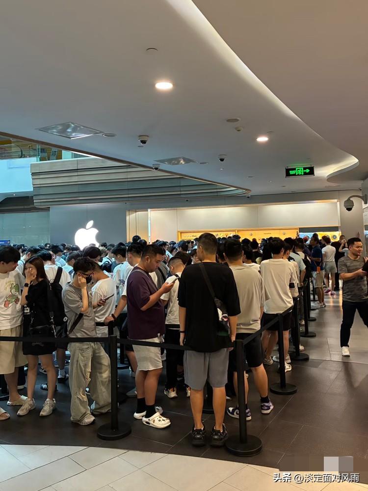 我一直以为大家手头都紧巴巴的，结果看到一万三的苹果手机有14万人预约，才惊觉，原