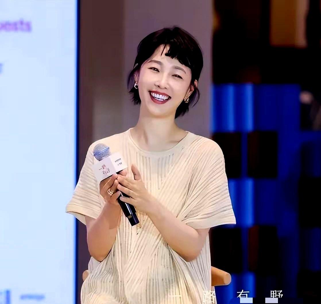 千万别轻易尝试“狗啃刘海”，除非你有白百何的骨相。

最近，白百何在社交平台晒出