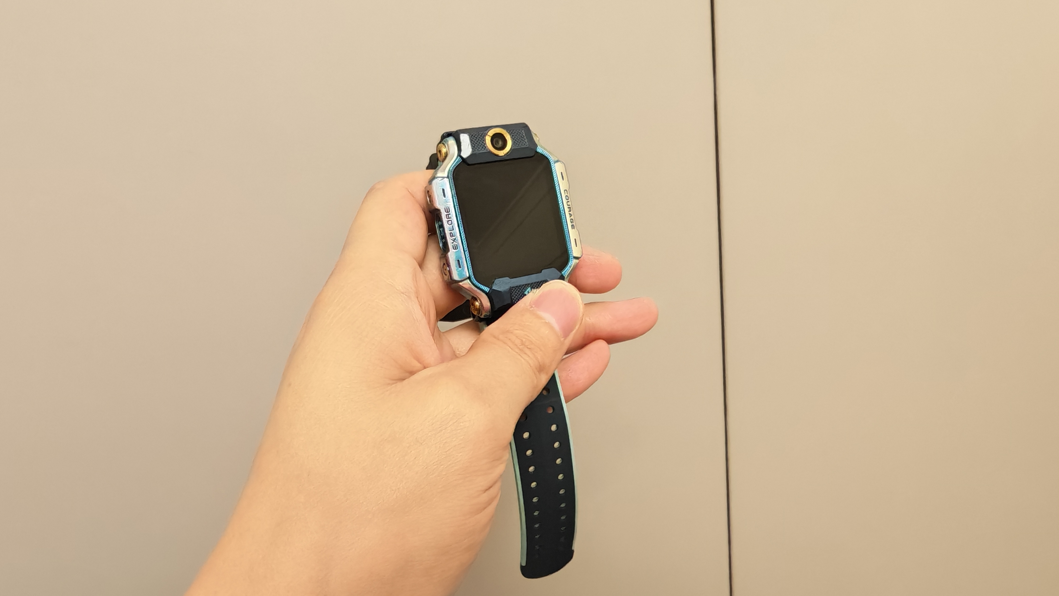 所有功能关闭，只留电话、限时听音乐，定时上课禁用，这些家长都是可以设置的，我家孩