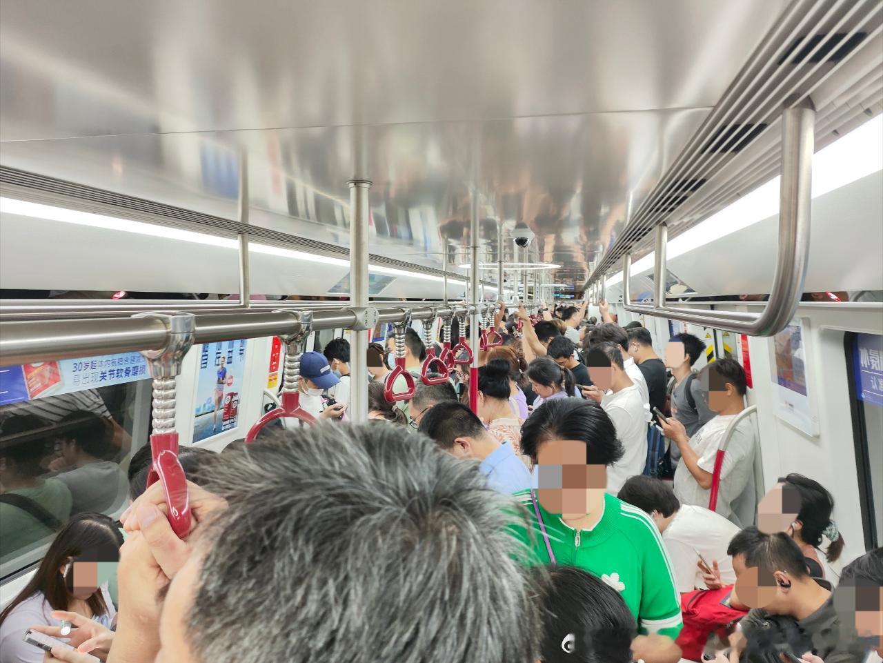 广州地铁网友：2026年8月11日（周二，广州晴，27-36℃）广州地铁晚高峰客