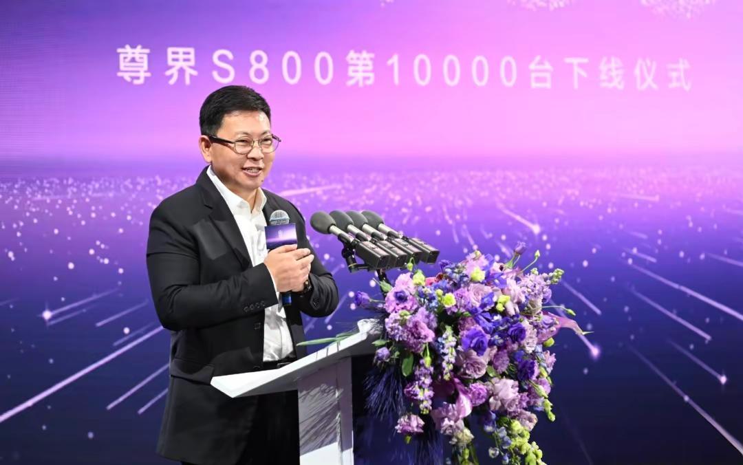 时代在进步，中国人也越来越自信，热爱自己的民族品牌。鸿蒙智行的尊界S800，上市