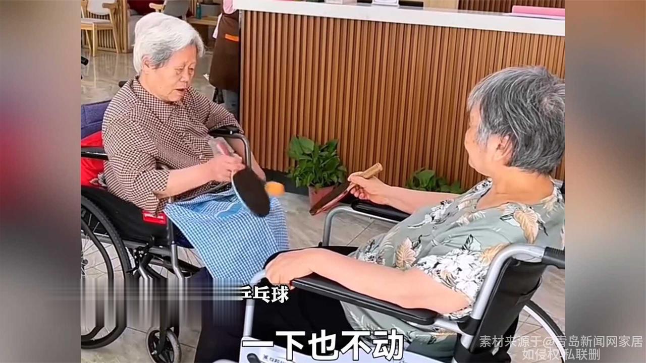 养老院里两个老奶奶玩乒乓球，没想到下一秒突然翻脸