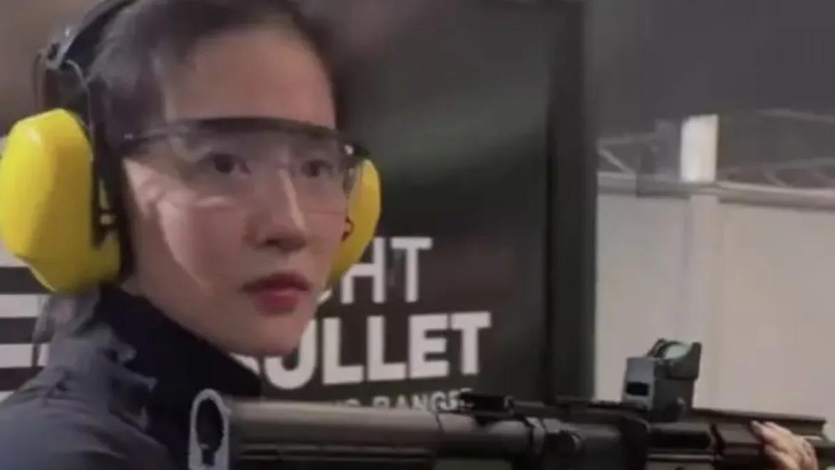 刘亦菲在社交媒体上分享了一段她在射击场的精彩瞬间，视频中她全副武装，手持枪械，展