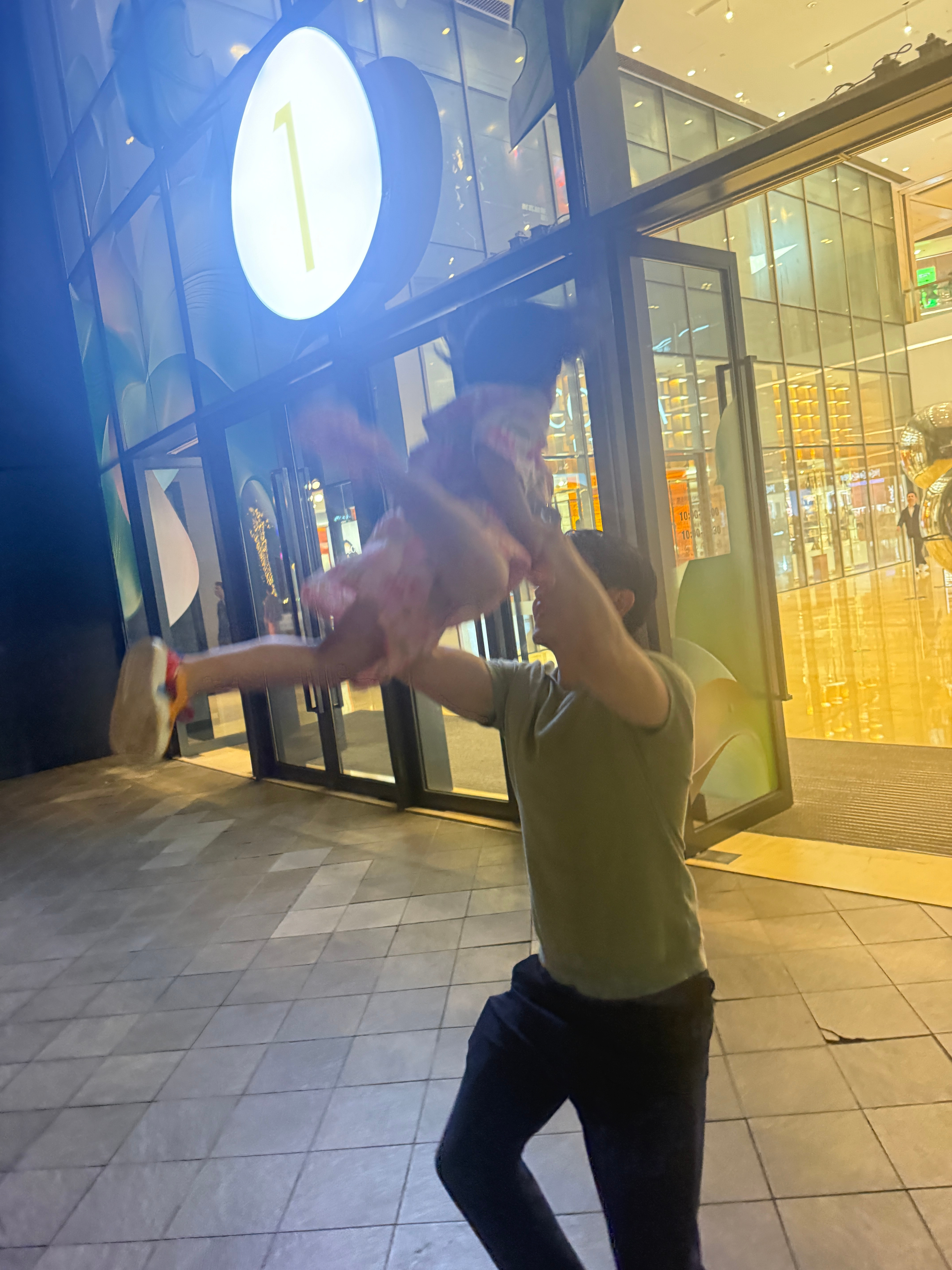 旅蛙对球说我们站到大门的位置，你再冲刺归来，爸爸帮你计时。我不想离孩子太远，走了