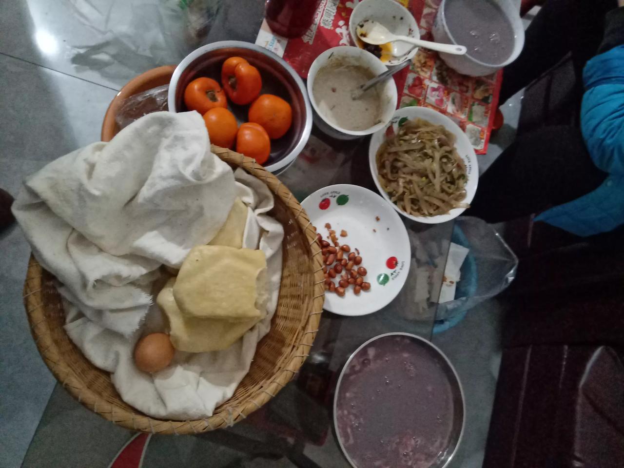 #简简单单又一餐#有稀饭、馒头、豆角、花生、豆腐乳，挺丰盛的。