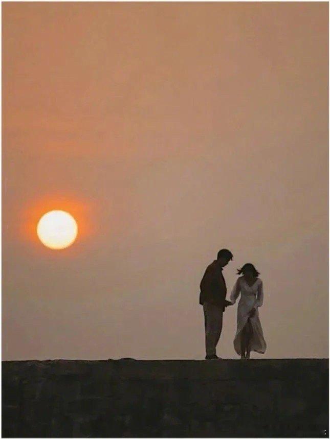 家庭的第一核心，永远是经济，而不是感情，夫妻之间没钱的日子，考验的是妻子，有钱的