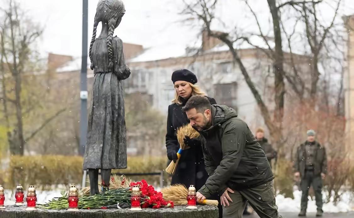 饥饿的、皮包骨头的小女孩雕像下，泽连斯基在祈祷——纪念1932年乌克兰大饥荒！只