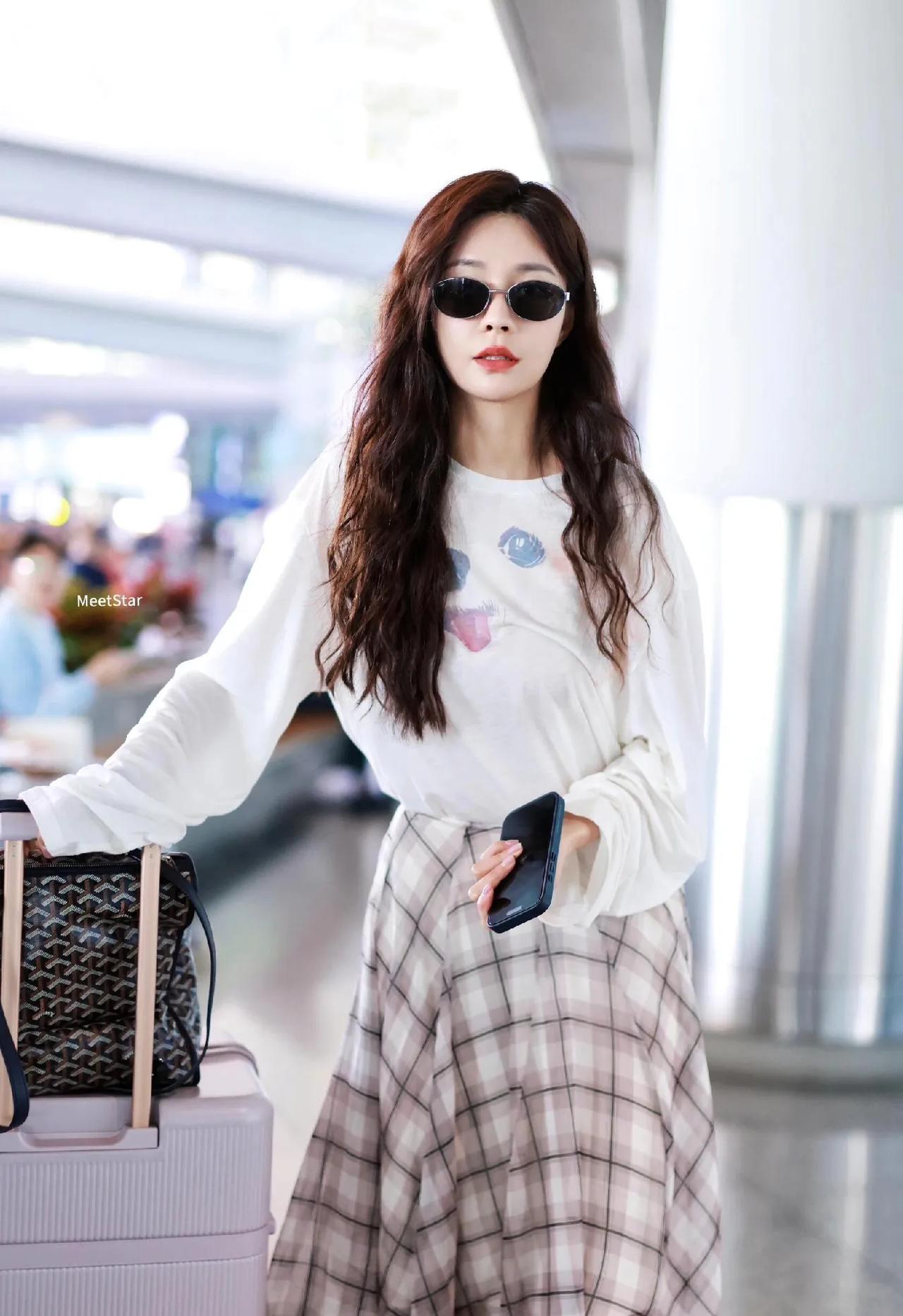 😜沈梦辰也太会穿了！白T+格纹裙，休闲减龄天花板
慵懒随性又温柔，日常这么穿，