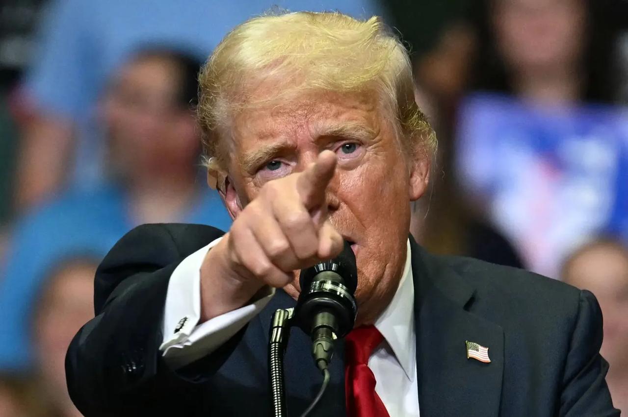 特靠谱吃官司了！原来，美国大选对特朗普挥舞关税都看不下去了，再这么折腾下去，美国