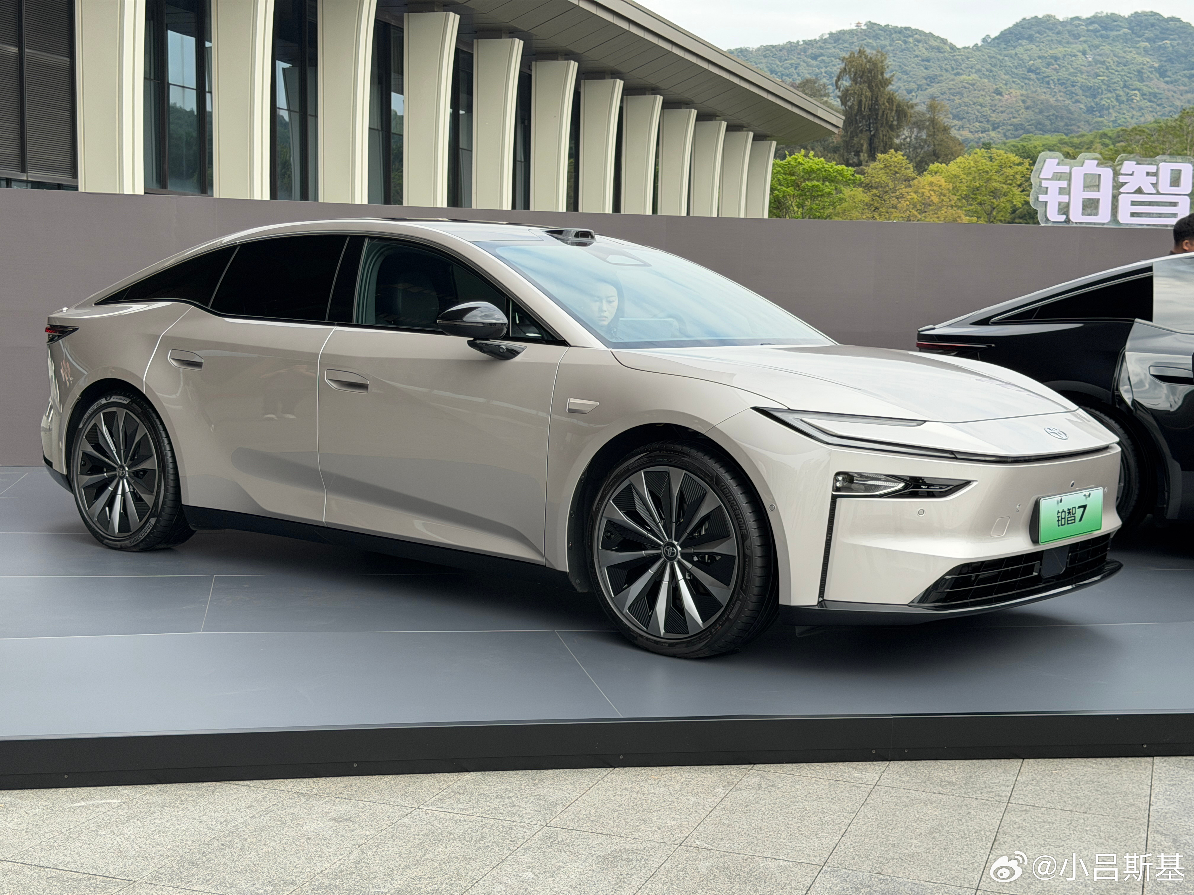 铂智系列第二款车的铂智7，是一款定位中大型新能源轿车，按广丰的想法：我们擅长造轿