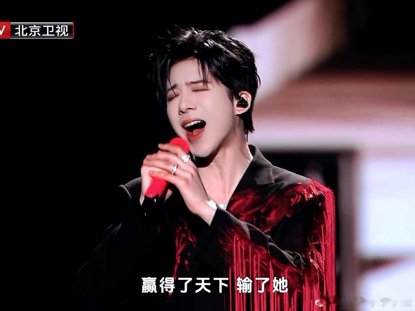 摩登兄弟[超话] 一个人一生会遇见两个人，一个惊艳了时光，一个温柔了岁月，而在我