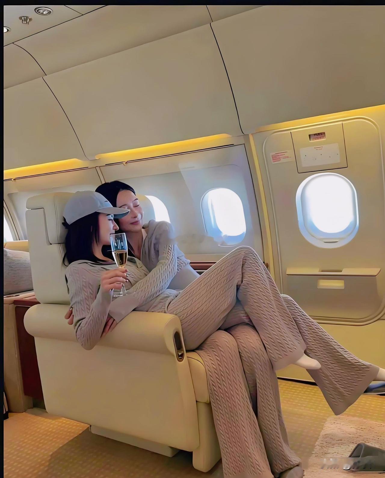 她俩坐的是谁的飞机？