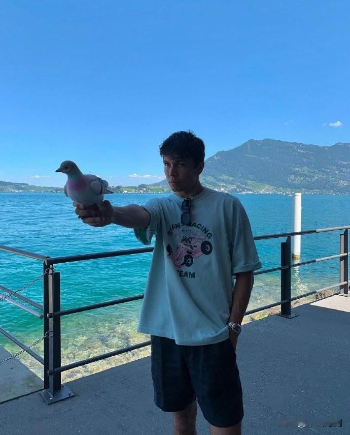 赛车：阿尔本向土耳其射击老将优素福·迪凯奇致敬。

在巴黎奥运会的10米气手枪混