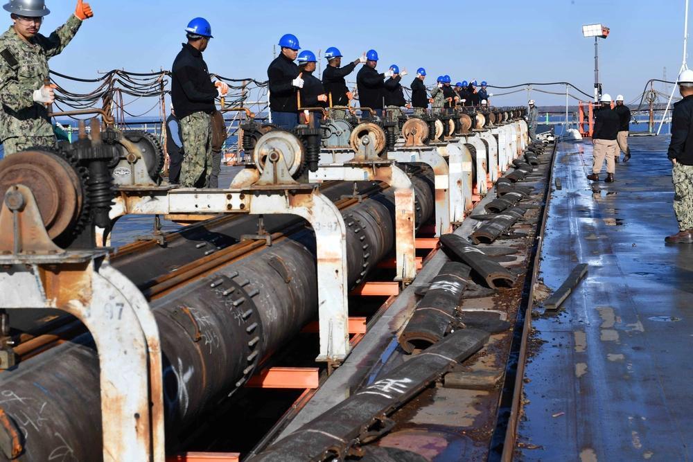 老特说得对，蒸汽弹射还是最有生活气息。

弹射的时候，烟雾缭绕；安装维修的时候，