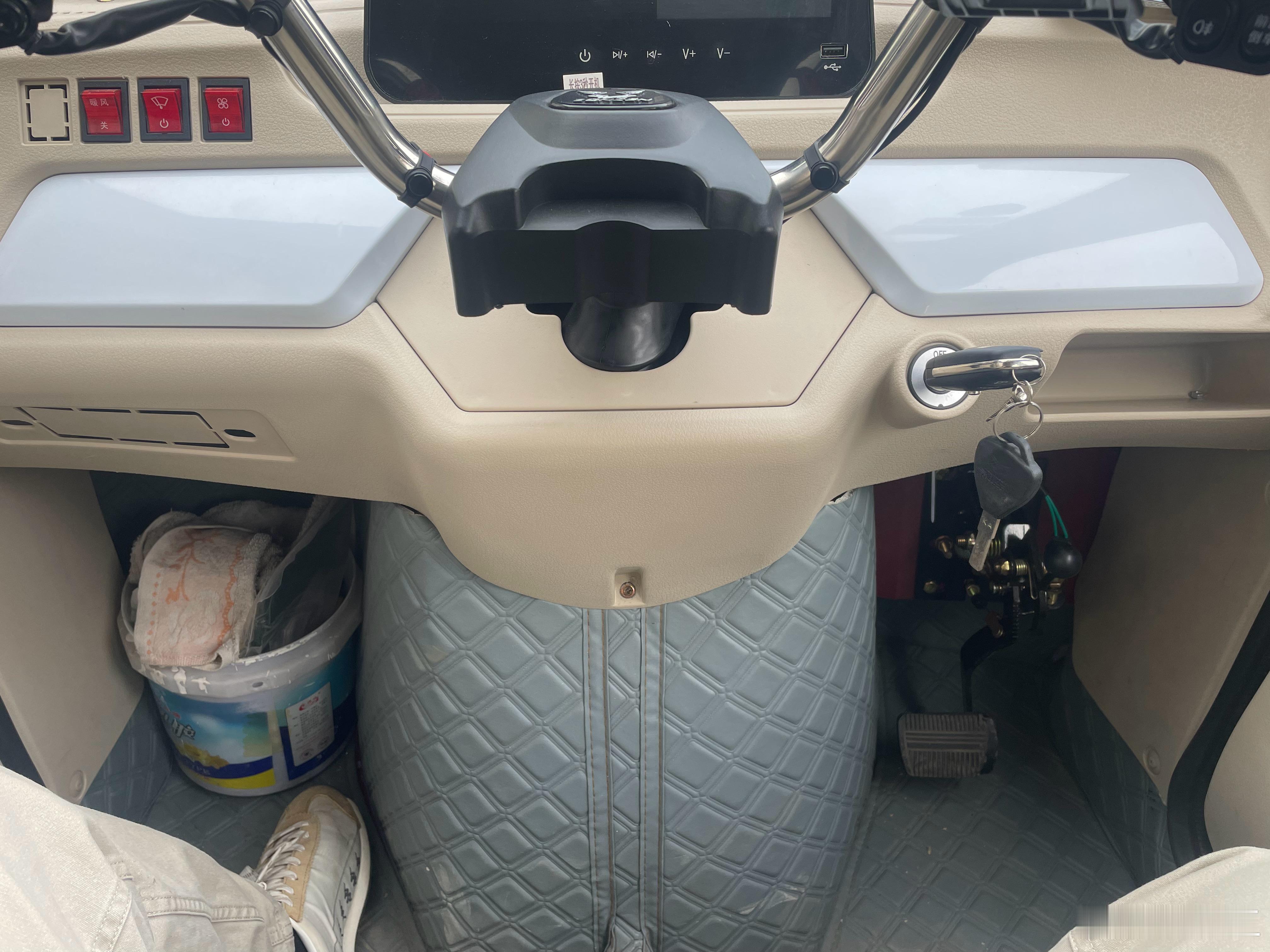 看看这国产高端“电三蹦子”，听说买成一万多块钱，续航200来公里。带冷暖风、高中