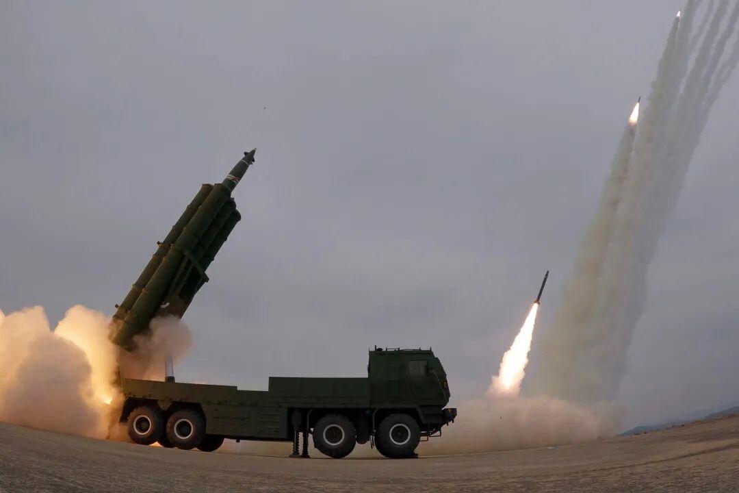 韩国的萨德系统刚撤走，朝鲜就开始上强度了。13日，朝鲜向半岛东部海域发射了10余