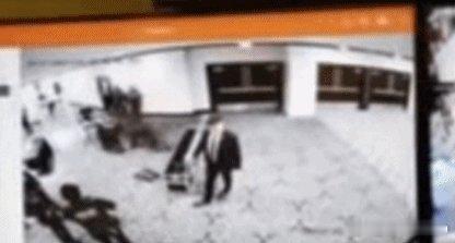 特朗普公布枪手强闯安检录像大概率会借此事件展开政治造势与舆论炒作，再次捡起受害者