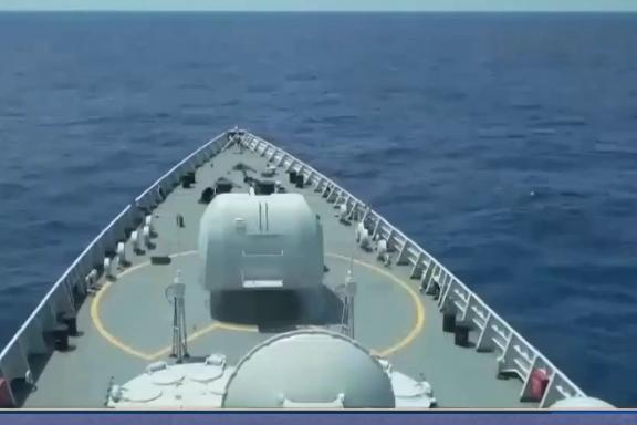 美媒突然爆料！2025年11月，美国《战区》直接实锤：中国南北两大船厂同步开工造