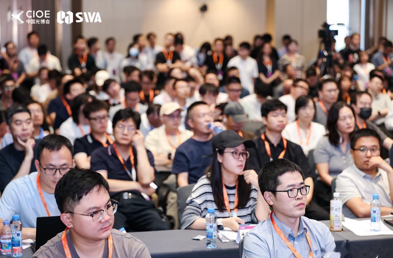 y1s1 光博会还真是很有趣！ 
这两天就是听演讲、加微信、在闭门会里跟产业侧的