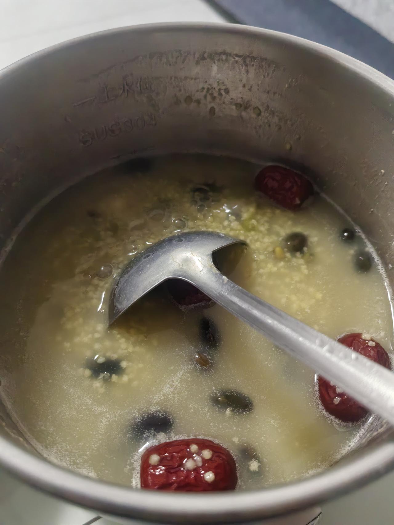 《素食斋》第54天
晚上喝粥比较多，
黑豆绿豆小米粥。
再添加红枣莲子，
晚餐减