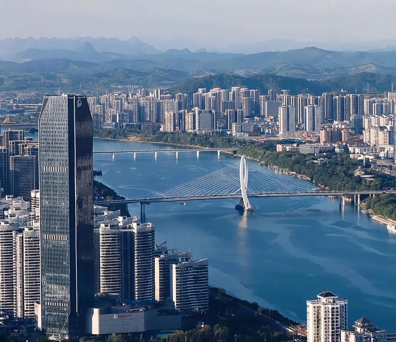 广西哪一个城市发展得好呀?
如果让我选择定居，我会考虑柳州。因为柳州工业基础好，