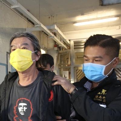 前乱港头目胡志伟在香港坐满53个月大牢。出狱大门一开，他头也不回直奔机场，兜里揣