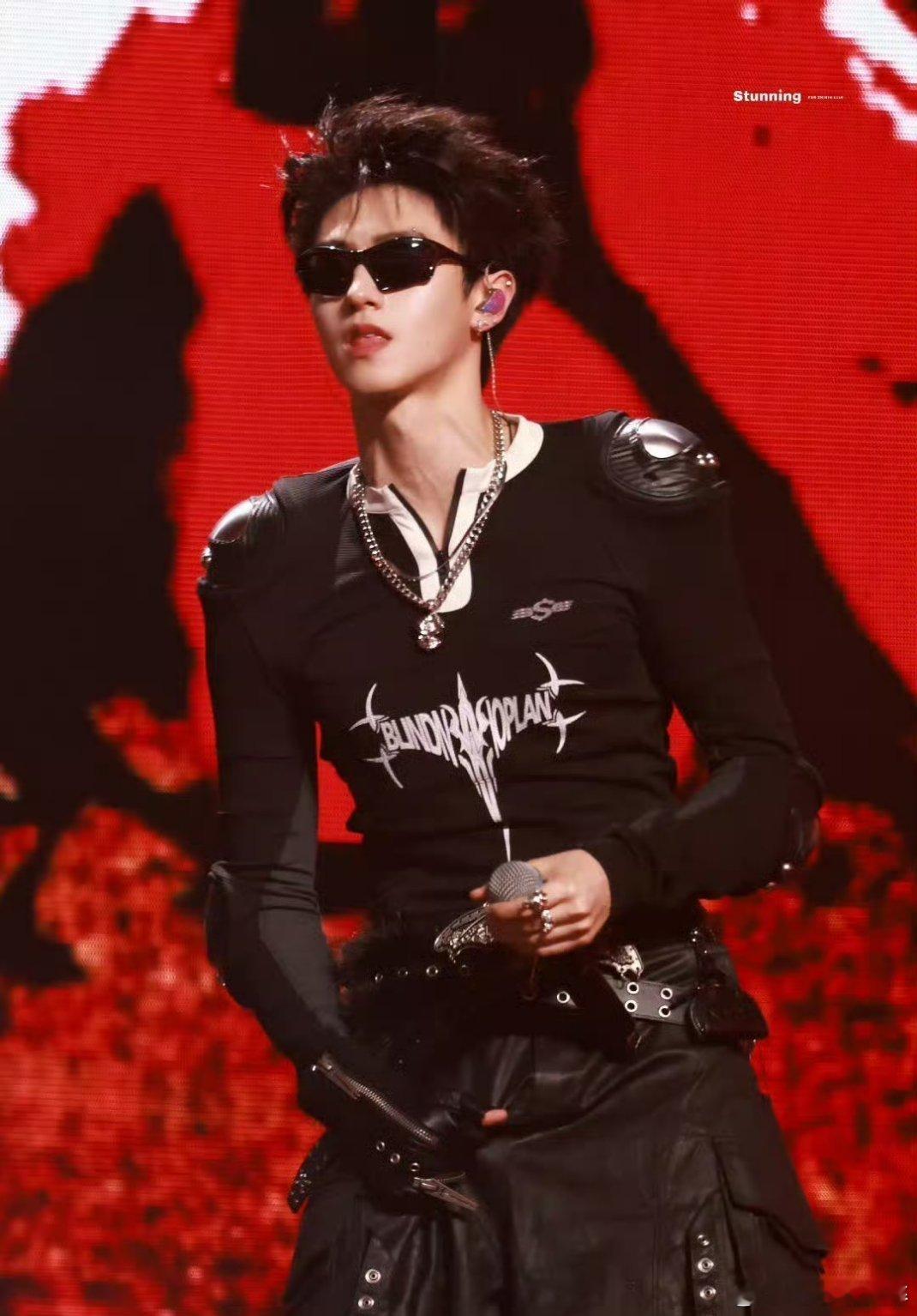 朱志鑫荣耀之战真的帅炸了，一张图就封神阿tf家族荣耀之战演唱会