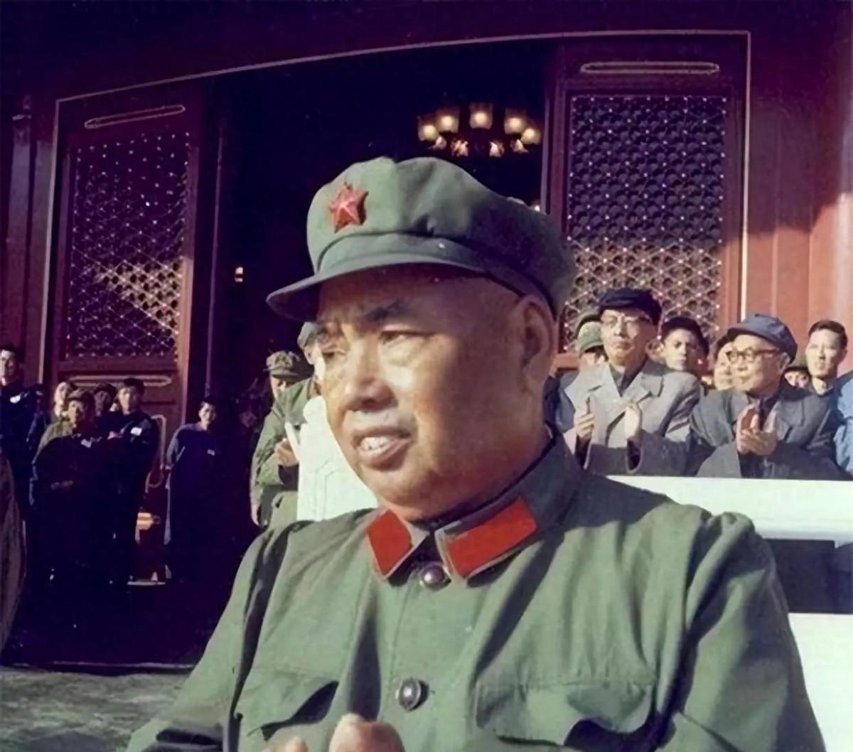 1955年南京军区司令员公布，毛主席为何跳过四位将领，亲自选中一位被称为“大老粗