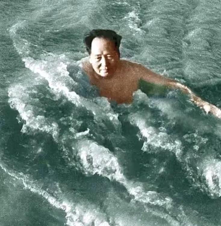 那时，毛主席喜欢游泳，尤其喜欢到大江大河中游泳，到大风大浪中游泳。就像他一生的革