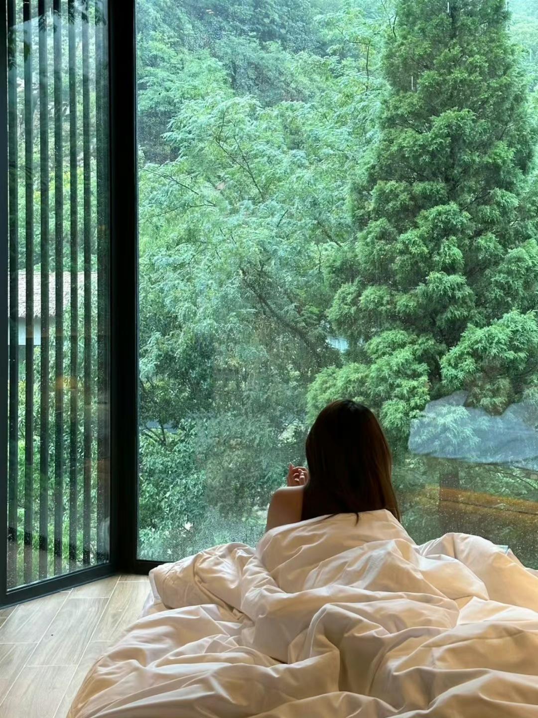 安静不是空洞，沉默里藏着我最丰盈的灵魂和不肯轻易示人的温柔。与内心深处的自己对话