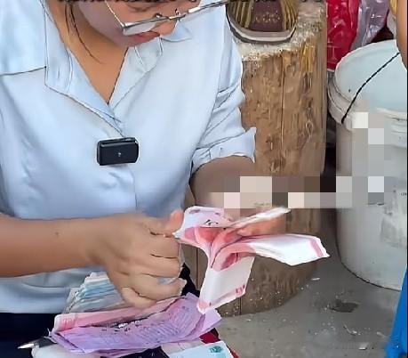 7月30日，浙江台州百花村，“90后”女村支书陈玉琴把近2个月帮村里爷爷奶奶们卖