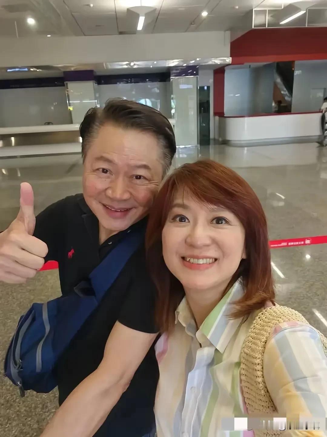 特别喜欢这对夫妻主持的节目，言语平实易懂， 观点鲜明且逻辑清晰。
夫妻二人配合默