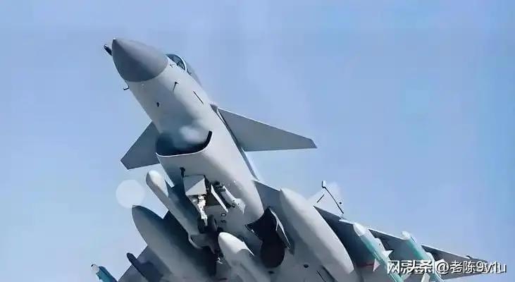 2026年南海空域：金头盔飞行员驾歼-10C 30秒反制外机雷达锁定
“这就是一