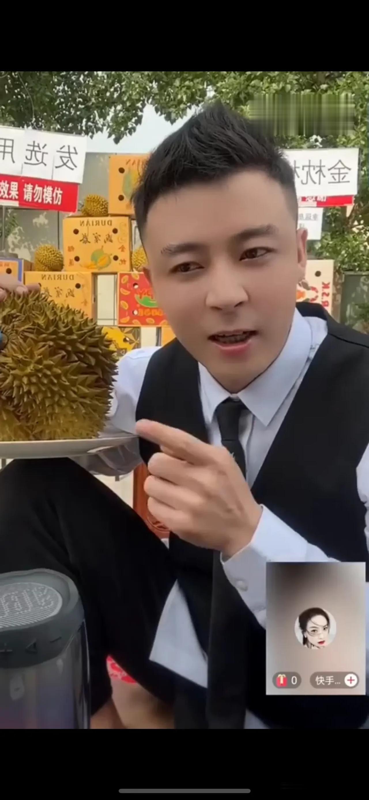户外发直播间粉丝答题互动送榴莲！

有一位粉丝打字会选中，户外发提问:辛巴是电商