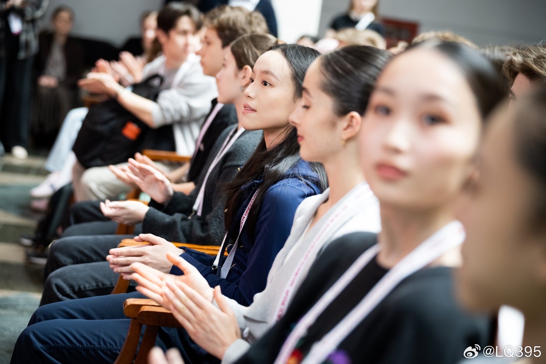 6月25日第十五届国际芭蕾舞比赛，在莫斯科大剧院举行抽签仪式，莫大附属舞校16位