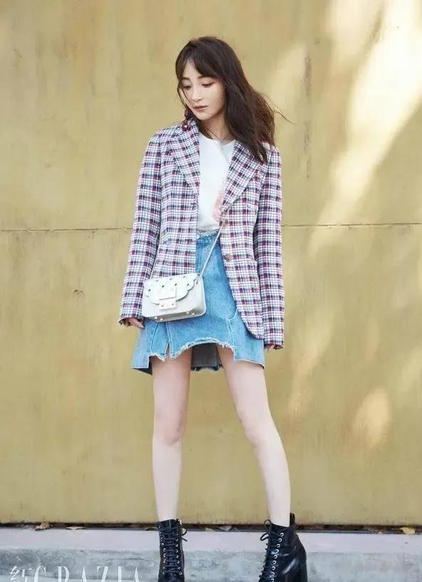 姚笛真没嫁错人！和老公走机场一身轻松，穿格子大衣气质出众

相信很多人对于李少红