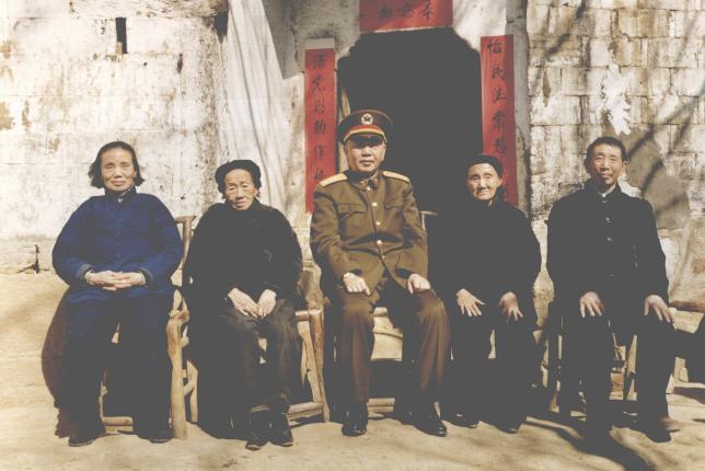 1989年2月，刘华清上将回到湖北大悟农村老家，在自家门前和弟弟嫂子以及姐姐合影
