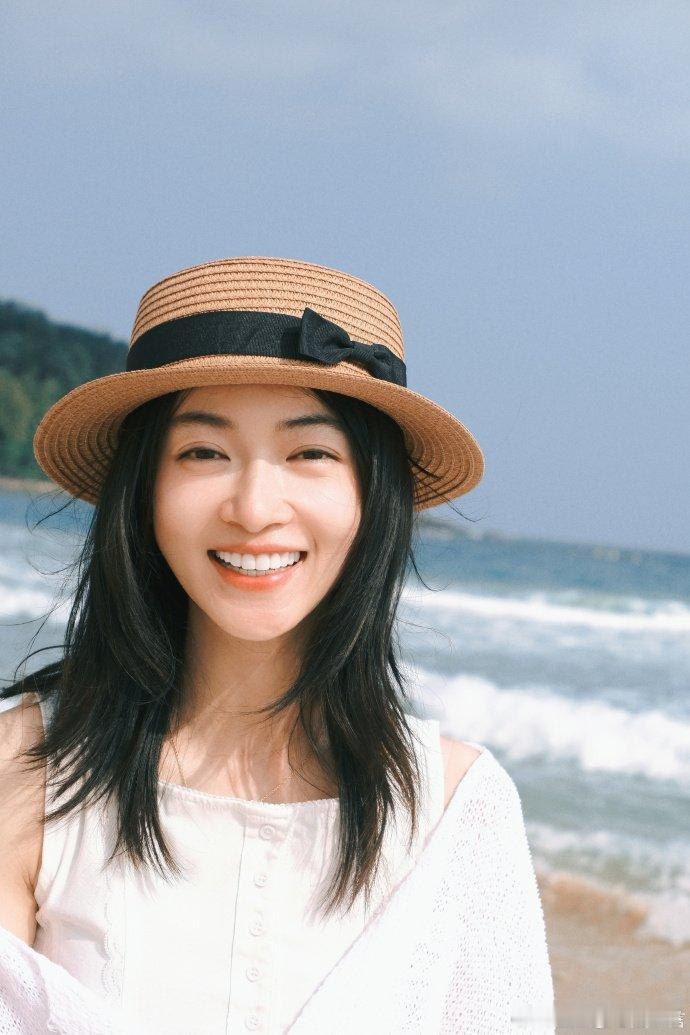 吴谨言同款座驾领克20开启预订 看多了吴谨言剧中杀伐果决的模样，总觉得她永远无坚