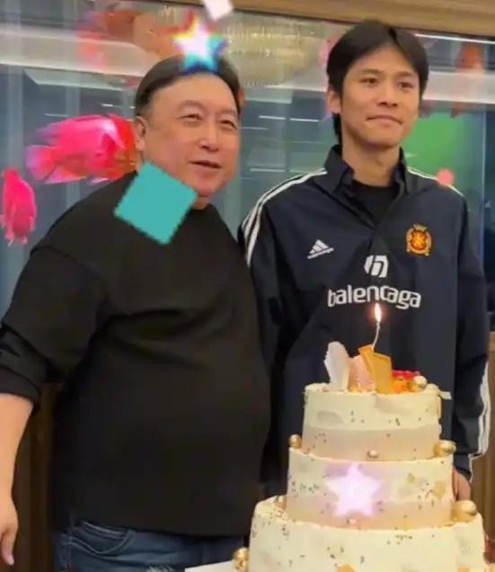 久未露面的小杨哥出现在王晶70岁生日会现场，看来两人的关系还是很亲密的，不知道小