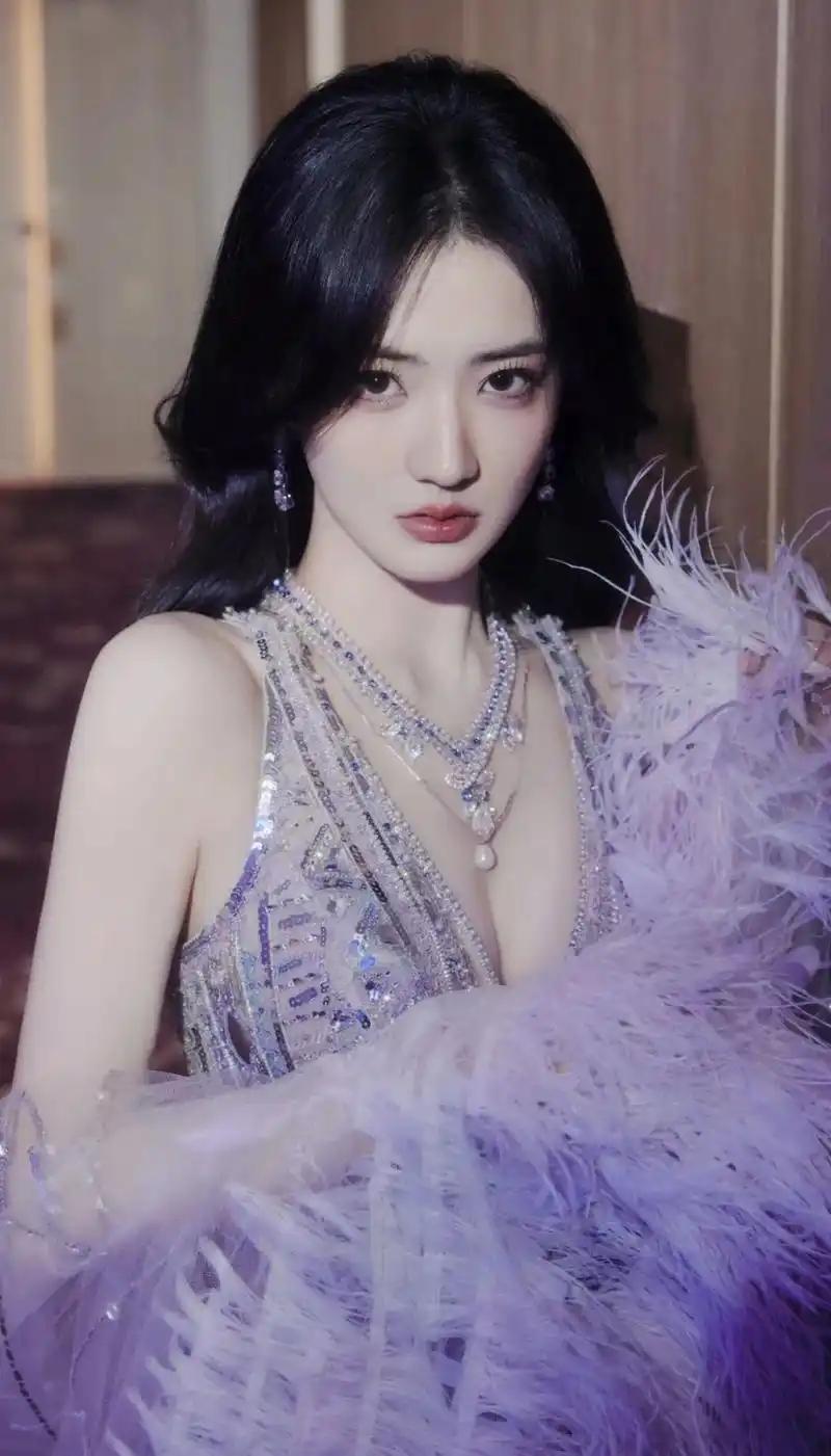 近日，演员徐璐在直播中大方透露自己上牙做了牙贴片，这一真实分享让网友们纷纷点赞。